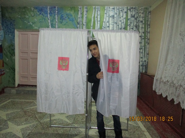 Экскурсия старшеклассников Новониколаевской СОШ на избирательный участок